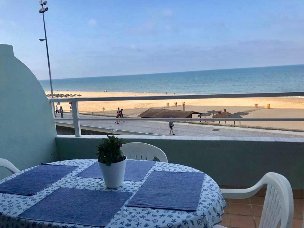 Gatu Premium Villa Isabel Terraza,Parking,1ºlinea Playa,Wifi,Vista Al Mar , Preferente Mayores De 25 Anos Y Familias Cadiz Bagian luar foto