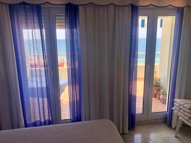 Gatu Premium Villa Isabel Terraza,Parking,1ºlinea Playa,Wifi,Vista Al Mar , Preferente Mayores De 25 Anos Y Familias Cadiz Bagian luar foto